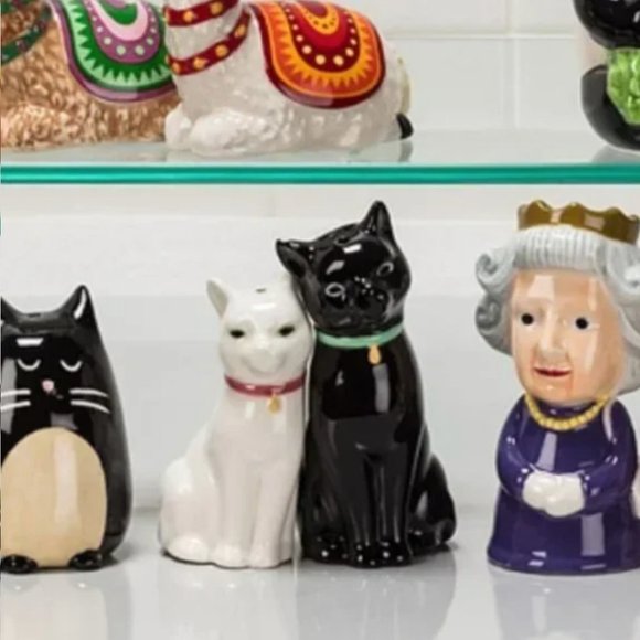 Cuddling Cats Ceramic Salt & Pepper Shakers - Picture 8 of 10